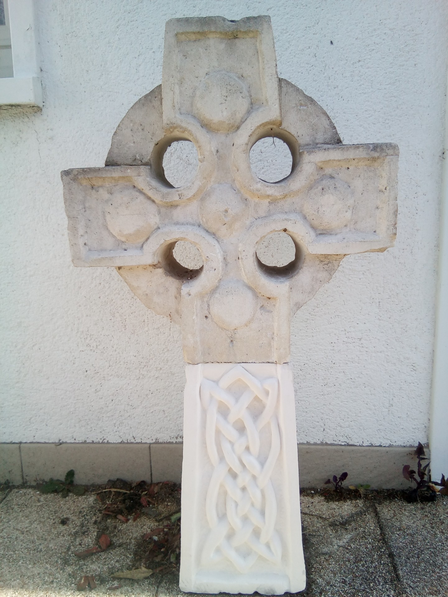 Croix celtique en pierre calcaire